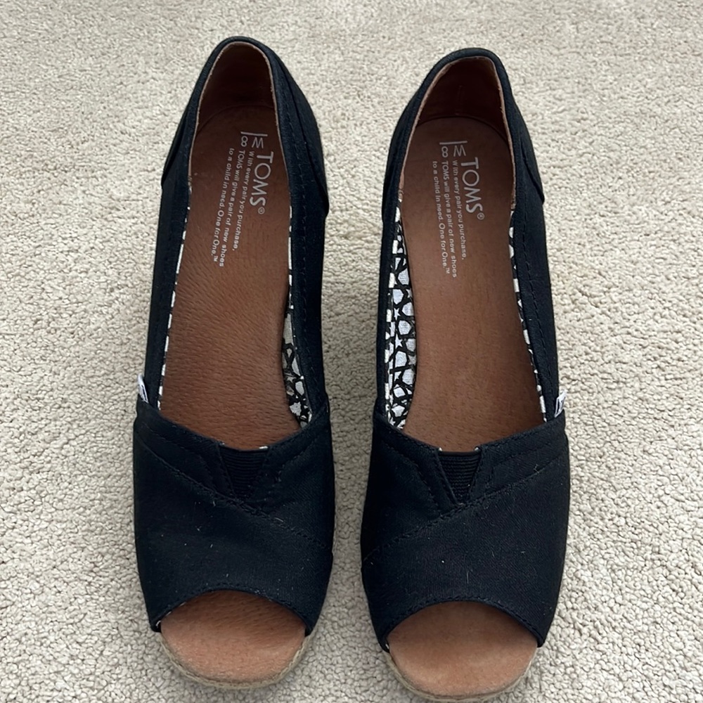 TOMs black wedge size 8